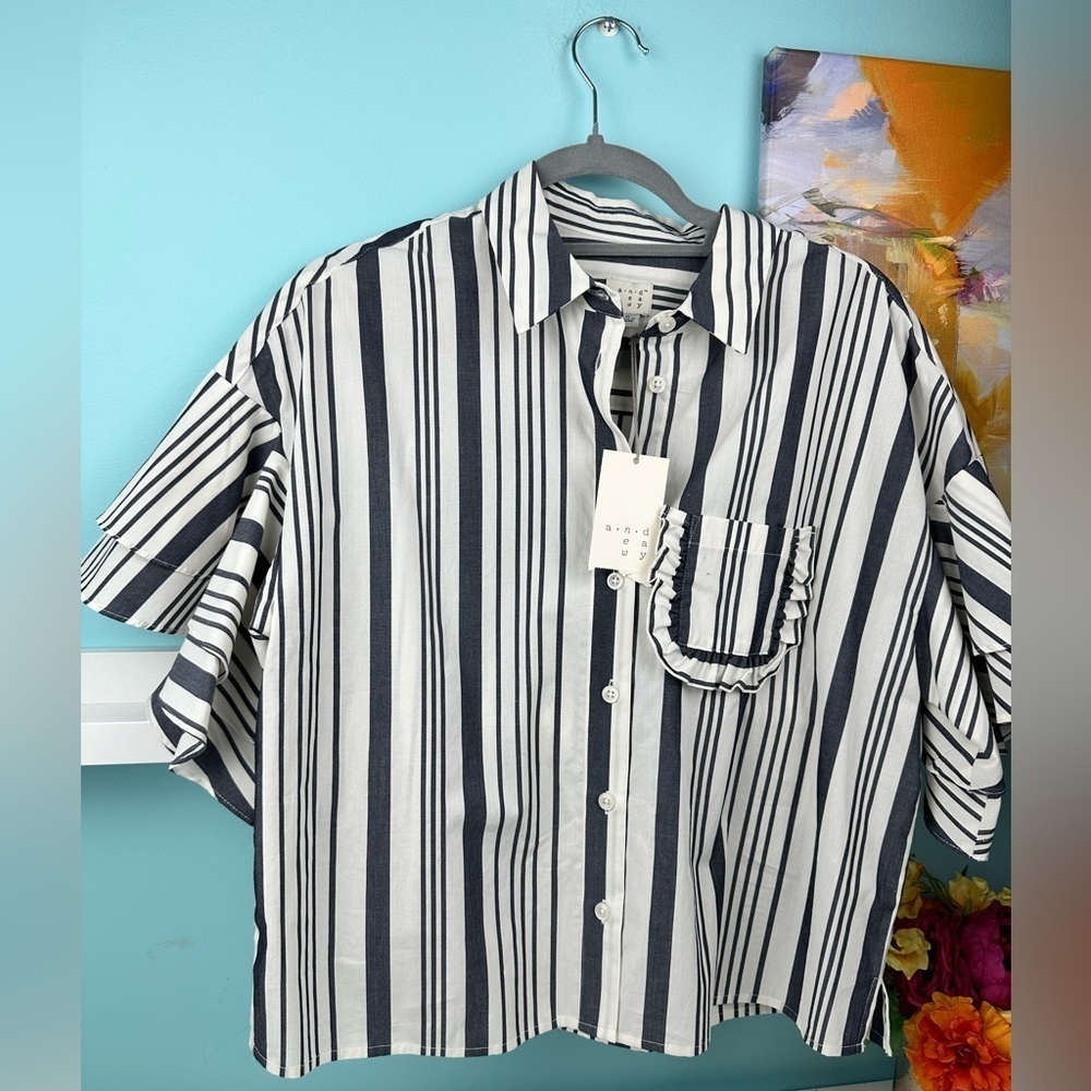 Women’s top button down in gray cream stripes, size m, NWT
